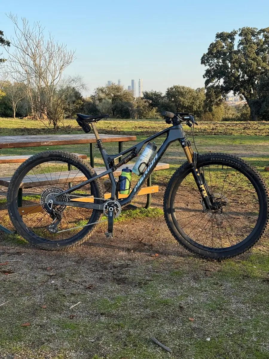Bicicleta de montaña en el Pardo con el perfil de Madrid al fondo