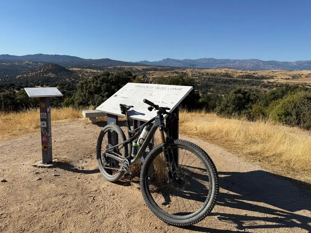 Bicicleta en un mirador con la sierra al fondo
