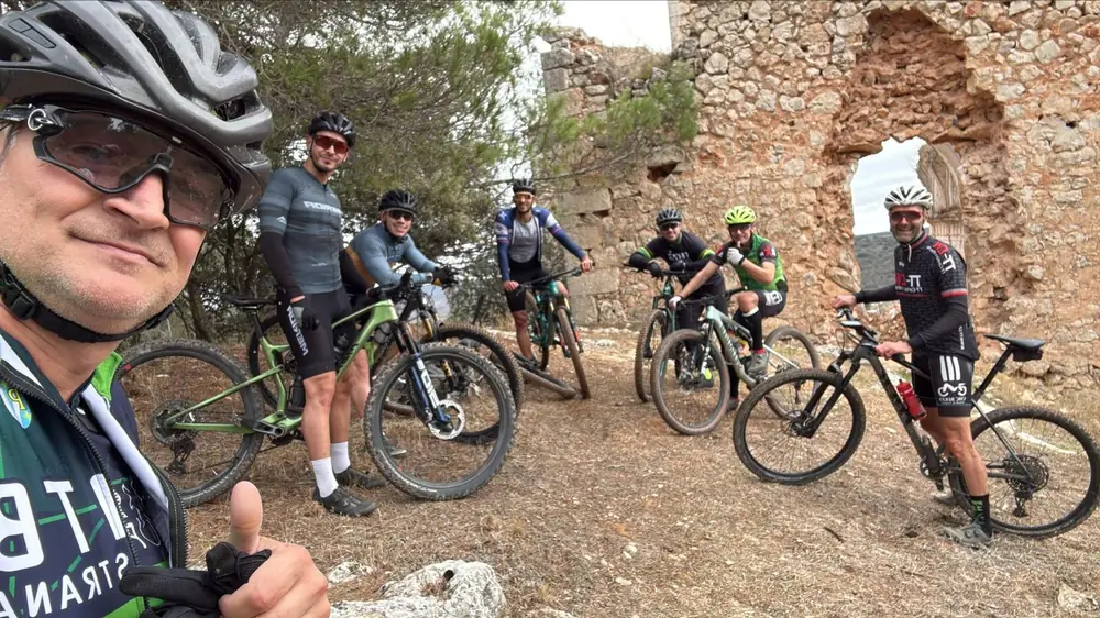 Grupo de ciclistas de CampaMTB en una parada junto a unas ruinas del Monte del Pardo