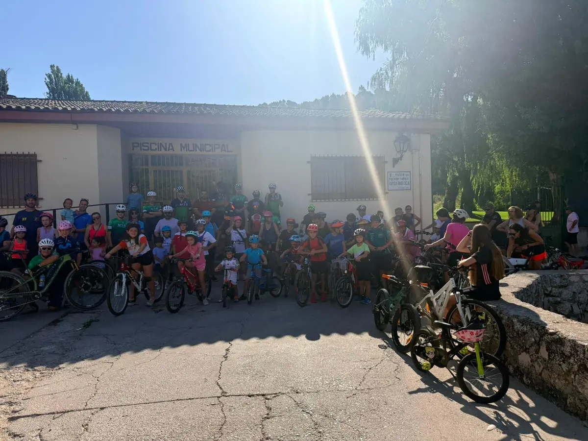 Grupo de niños y familias con sus bicicletas antes de empezar un curso de CampaMTB
